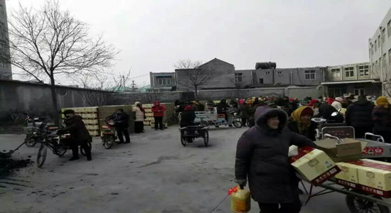 章丘金屬顏料為村民發福利.jpg 章丘金屬顏料為村民發福利.jpg